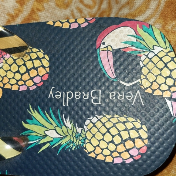 Very Bradley flip flops pineapple 🍍 7-8 - Picture 2 of 4